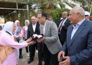 رئيس الوزراء يتفقد ”مدرسة نجيب...