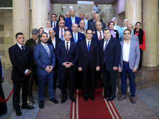 رئيس جامعة القاهرة يفتتح عددا...