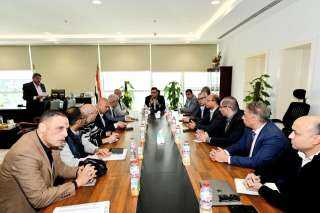 وزير الإسكان يتابع موقف تنفيذ...