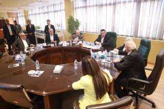 وزير الصحة يشيد بمعدل الإنتاج...