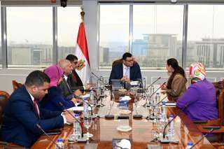 وزير الإسكان يلتقي مسئولى مجموعة...