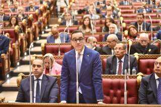 وزير الاستثمار والتجارة الخارجية يستعرض...