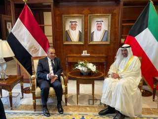 وزير الخارجية والهجرة يجتمع مع...
