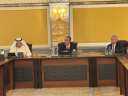 وزير الخارجية والهجرة يعقد اجتماعًا...