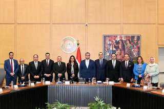 وزراء الإسكان والتنمية المحلية والشئون...
