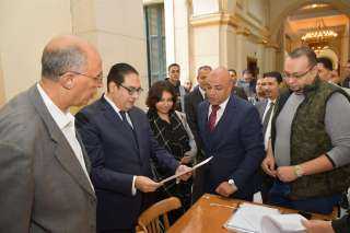 رئيس جامعة القاهرة يجري جولة...