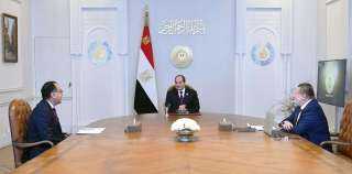الرئيس السيسي يستعرض مع رئيس...