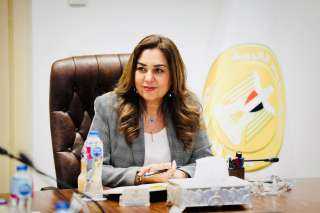 وزيرة التنمية المحلية تتلقي تقريراً...