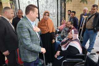 محافظ المنوفية يسلم كراسي متحركة...