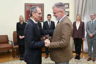 وزير الاتصالات يلتقي المسؤولين الحكوميين...