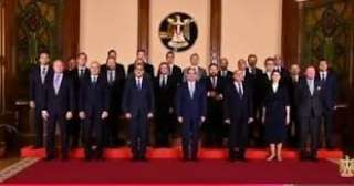 الرئيس السيسي يتوسط صورة مع...