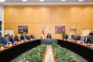 وزير الإسكان يتابع مع الشركات...