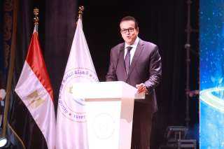 وزير الصحة يستعرض جهود الدولة...