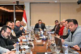 وزير الإسكان يستعرض تقريراً بشأن...