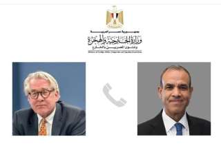 وزير الخارجية والهجرة يتلقى اتصالاً...