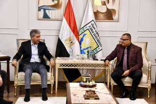 وزير السياحة يلتقي بمحافظ جنوب...