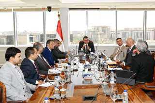 وزير الإسكان يبحث مع مسئولى...