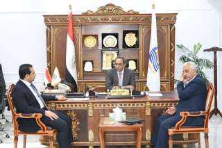 محافظ قنا يتابع الموقف التنفيذي...