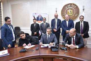 وزير العمل يُسلم عقود عمل...