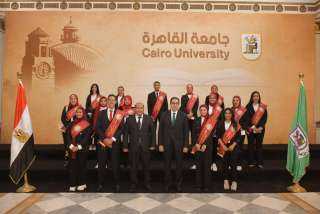 رئيس جامعة القاهرة يجتمع بمجلس...