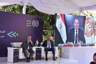 وزير العمل في مؤتمر صحفي...