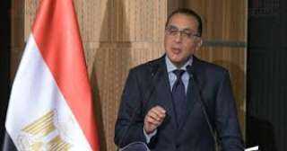 رئيس الوزراء يستعرض مع المشرف...