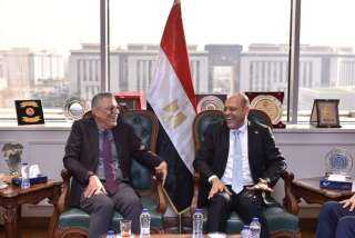وزير العمل يبحث مع ”شركة...