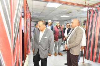 محافظ أسيوط يطمئن على تقديم...