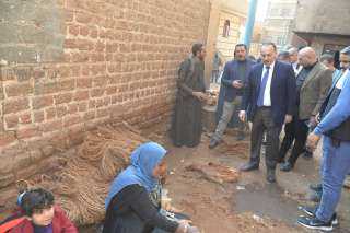 محافظ أسيوط يتفقد ورش لصناعة...