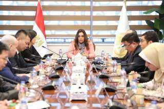 وزيرة التنمية المحلية تبحث مع...
