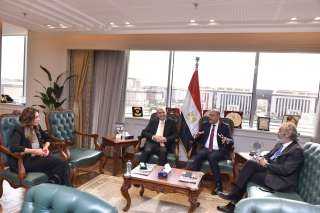 وزير العمل يلتقي وفدًا من...
