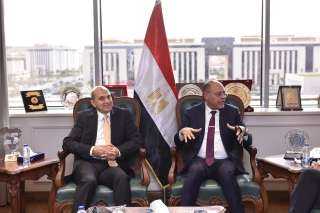 وزير العمل يلتقي وفدًا من...