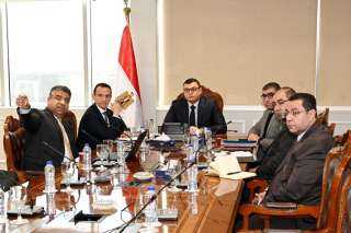 وزير الإسكان يناقش مقترحات تطوير...