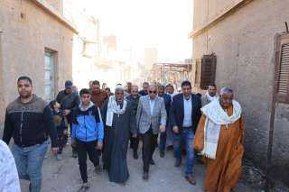 محافظ المنيا يتفقد سوق الخضار...