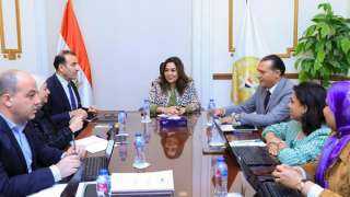 وزيرة التنمية المحلية تبحث مع...