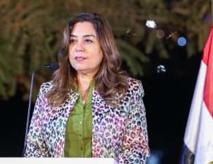 وزيرة التنمية المحلية تتلقى تقريراً...
