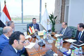 وزير التموين يجتمع مع شركات...