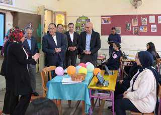رئيس الوزراء يتابع انتظام العملية...