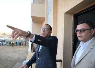رئيس الوزراء يتفقد مشروعات للإسكان...