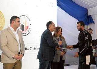 رئيس الوزراء يُسلم عدداً من...