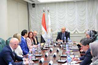 وزير التربية والتعليم يبحث مع...