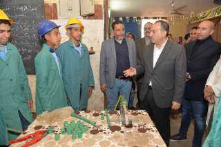 محافظ أسيوط يتفقد ورش مدرسة...