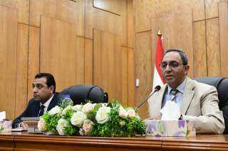 محافظ قنا يبحث معوقات الاستثمار...