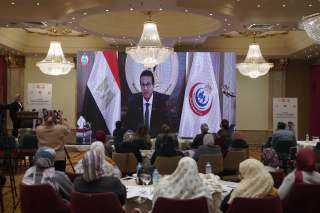 وزير الصحة يشدد على دور...