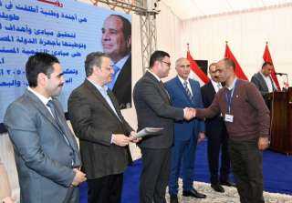 وزير الإسكان يسلم عدداً من...