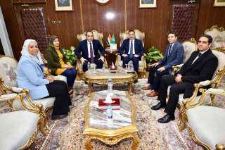 محافظ المنوفية يستقبل وفد وزارة...