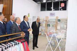 وزير قطاع الأعمال يتفقد فرع...