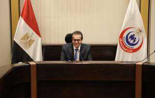 وزير الصحة يكرم الفريق الطبي...