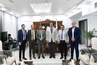 محافظ قنا يناقش تعزيز التعاون...