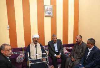 محافظ أسوان يلتقى بأهالى العبابدة...